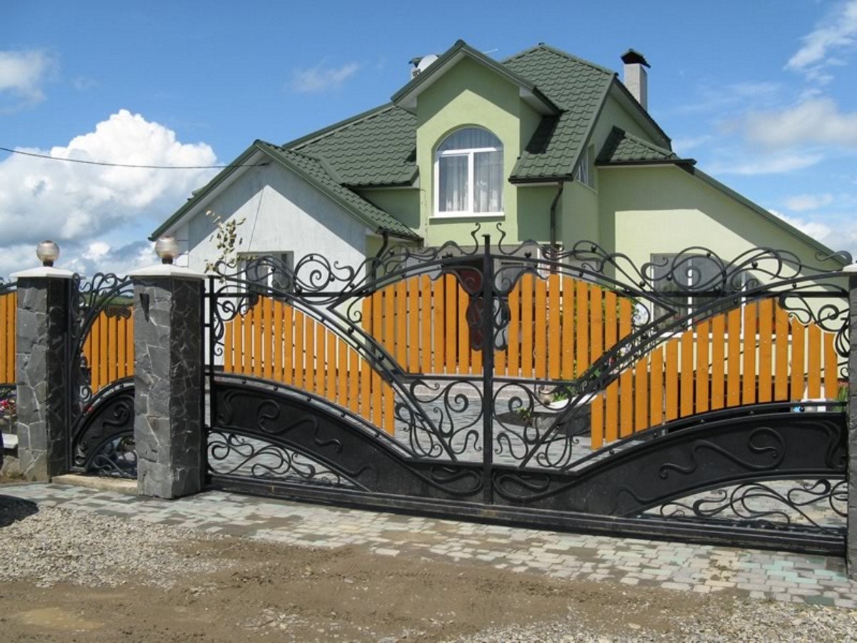 Кованые заборы с элементами дерева